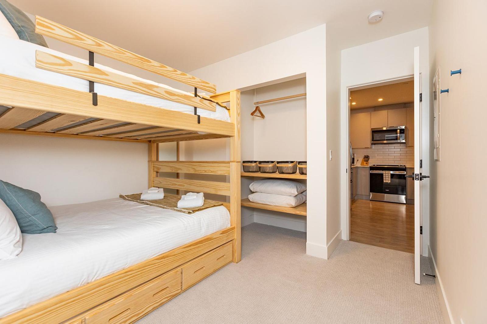 Tally Ho By Revelstoke Vacations Exteriör bild